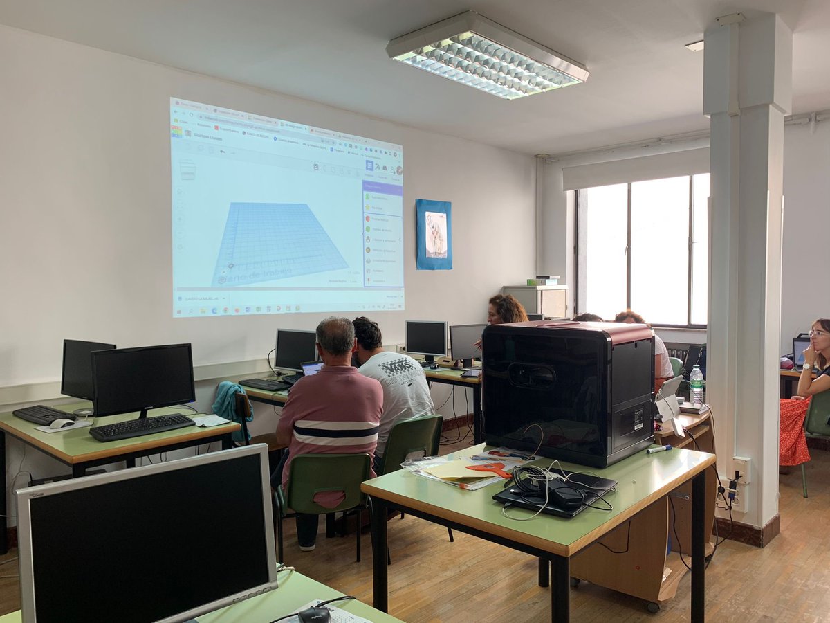 ClaretianasOvi's tweet photo. Continuamos preparando el curso #ConSentido, en este caso, con formación en impresión digital 3D para profesorado de 5º-6º y ESO #SoydeClaretianas #respetar #repartir #recrear https://t.co/M5Q7m5BEVr