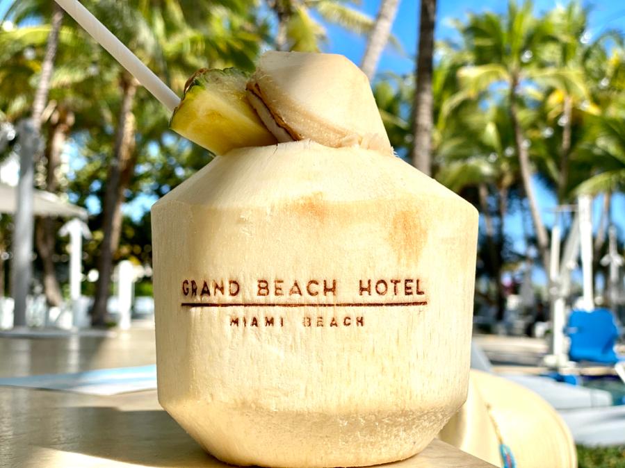 GrandBeachMiami's tweet image. Cheers to world coconut day &amp;amp; the start of the long weekend at @grandbeachmiami. 

#worldcoconutday #coconut #coconutdrink