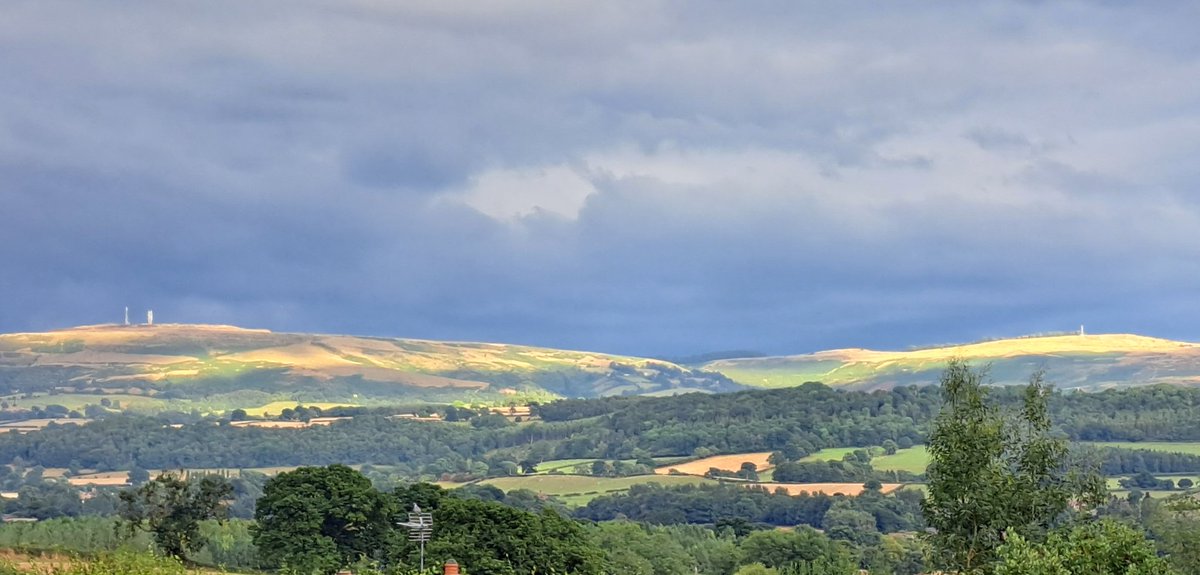 CorvedaleSchool's tweet photo. Brown Clee looking rather splendid from Corvedale. https://t.co/dXMd7gjGZO