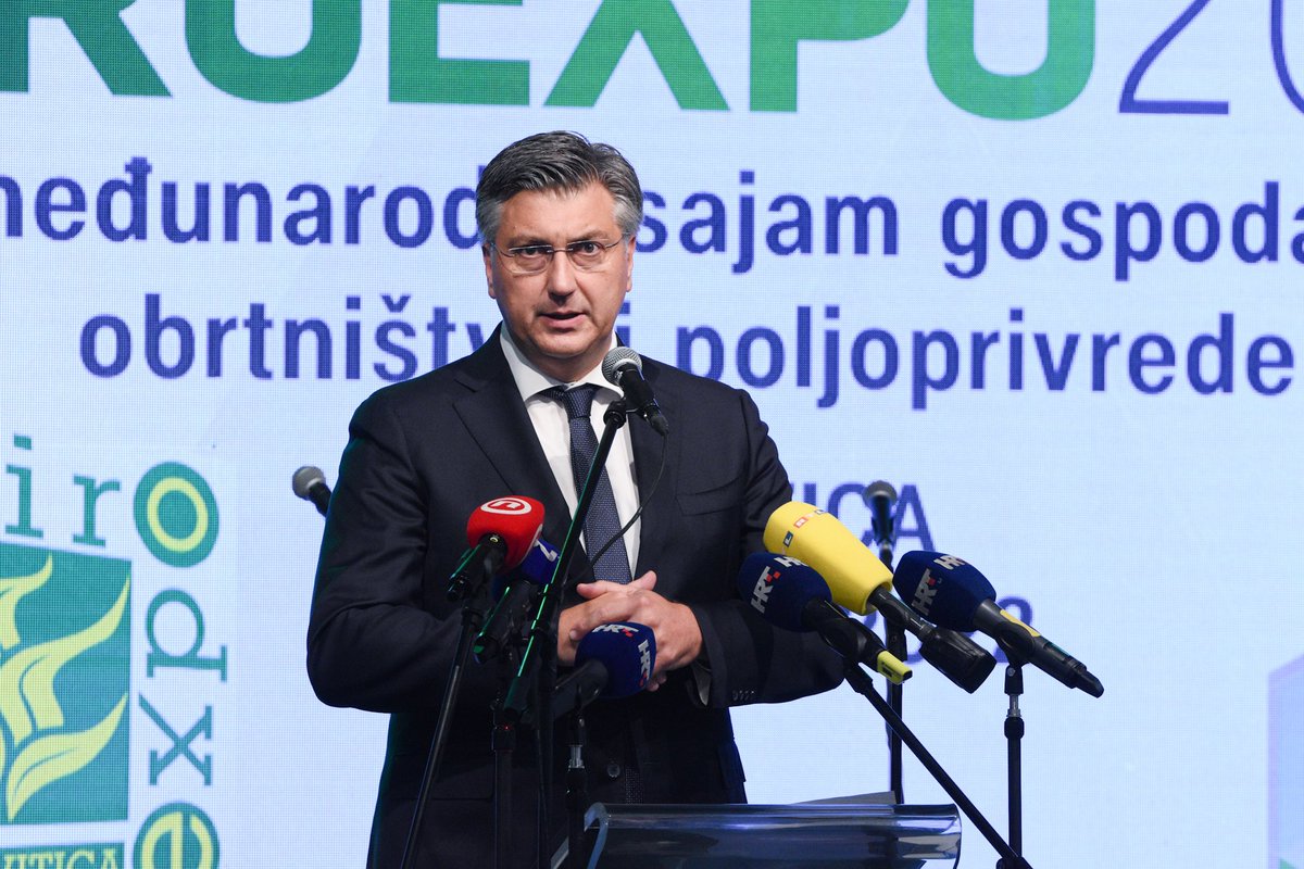 AndrejPlenkovic's tweet photo. Svim gospodarstvenicima, obrtnicima i poljoprivrednicima želim uspješan 25. Međunarodni sajam VIROEXPO u Virovitici! @VladaRH će i u ovoj krizi zaštititi egzistenciju hrvatskih obitelji i stati uz hrvatsko gospodarstvo. https://t.co/kELPTRbKV4