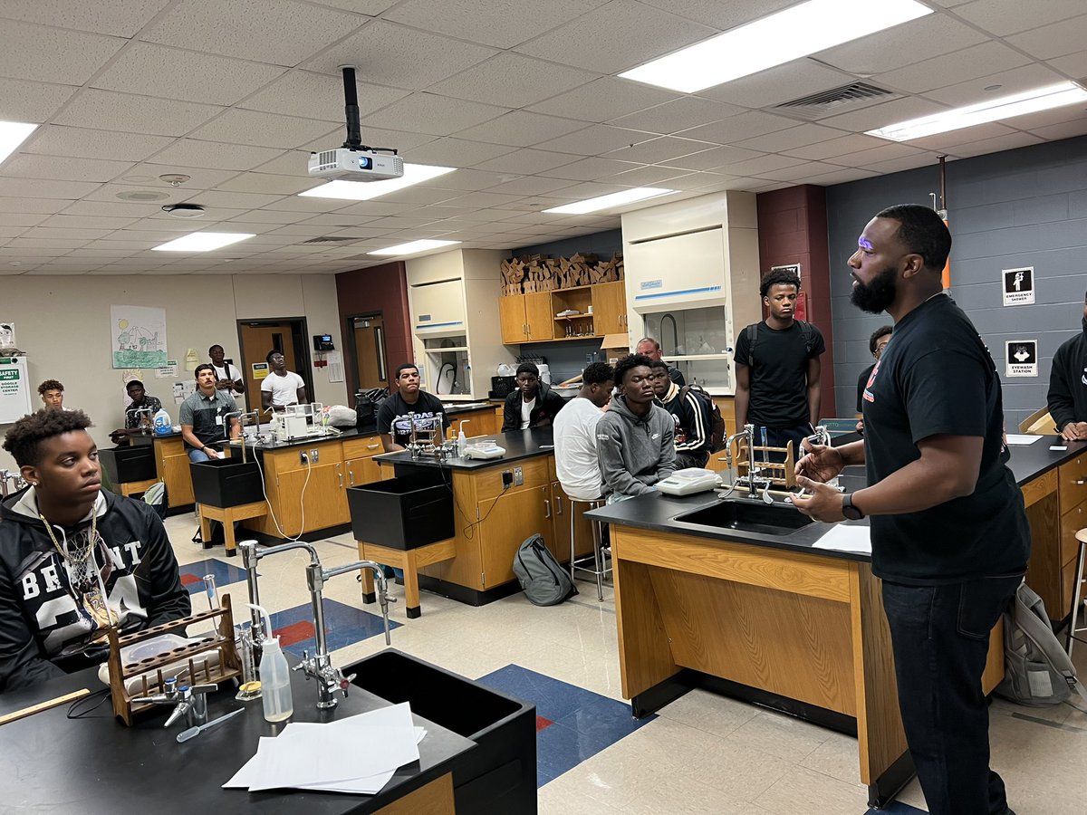 mrprivers's tweet photo. Highlights from our weekly Man2Man Mentoring session at @AlwaysExporter Brazosport High School. One of our campus mentors, Principal Q.Virgil, pouring into our young men. Purpose vs Goals. @Coach_Sincere #BISDPride #StandingRoom #Purpose #growingtogether @BrazosportISD https://t.co/osaEY84Fsb