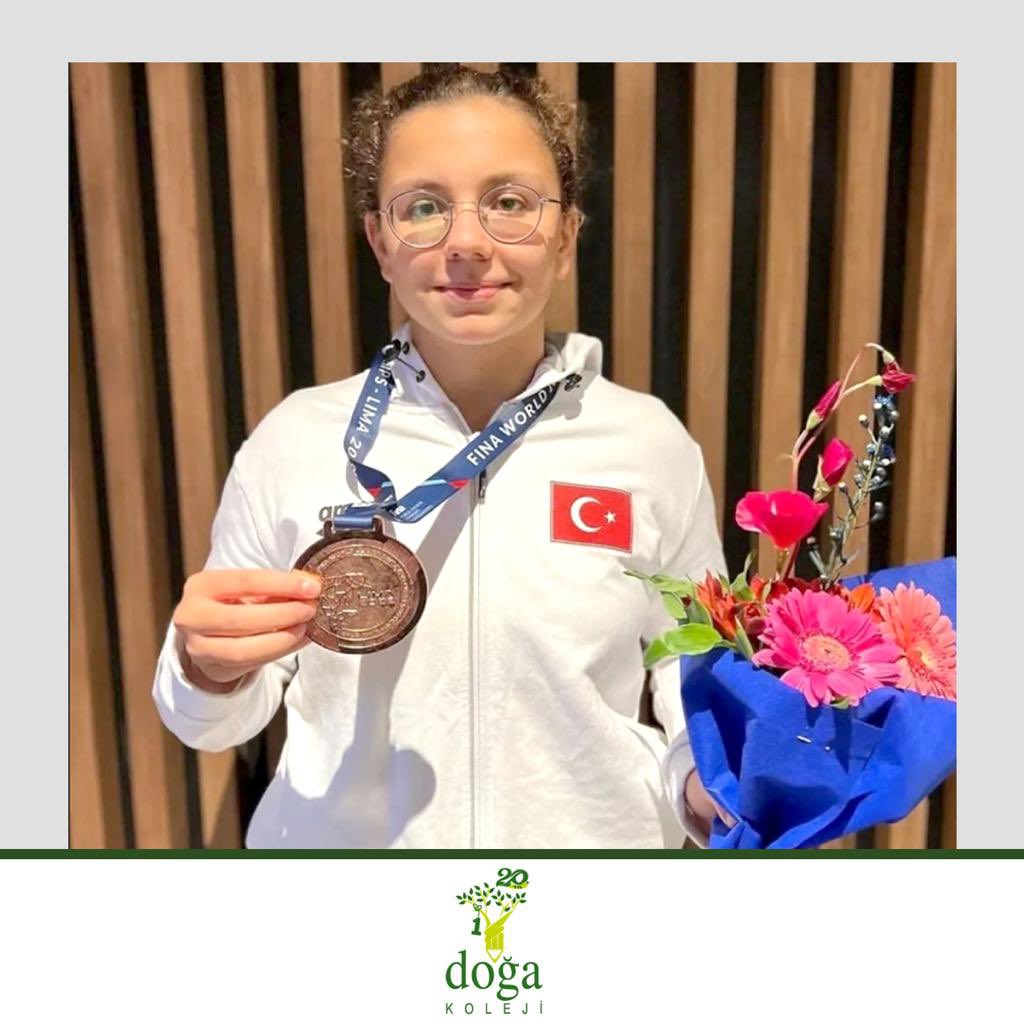 GURURLUYUZ👏 Antalya Kampüsü öğrencimiz Sevim Eylül Süpüreci, Dünya Gençler Yüzme Şampiyonası 4x200 Serbest Bayrak Yarışında Dünya 3.sü oldu. Öğrencimizi tebrik eder, başarılarının devamını dileriz.