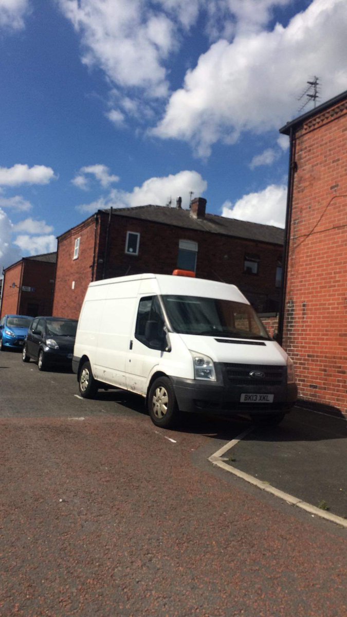 waltonyeah's tweet photo. Please can anyone in Littleborough/Smithy Bridge etc keep eyes peeled for this stolen white Ford Transit reg BX13XKL? It has a distinctive orange light on top. It has been seen in that area in the last few hours. DM me with any info https://t.co/9f9bv6pW0m