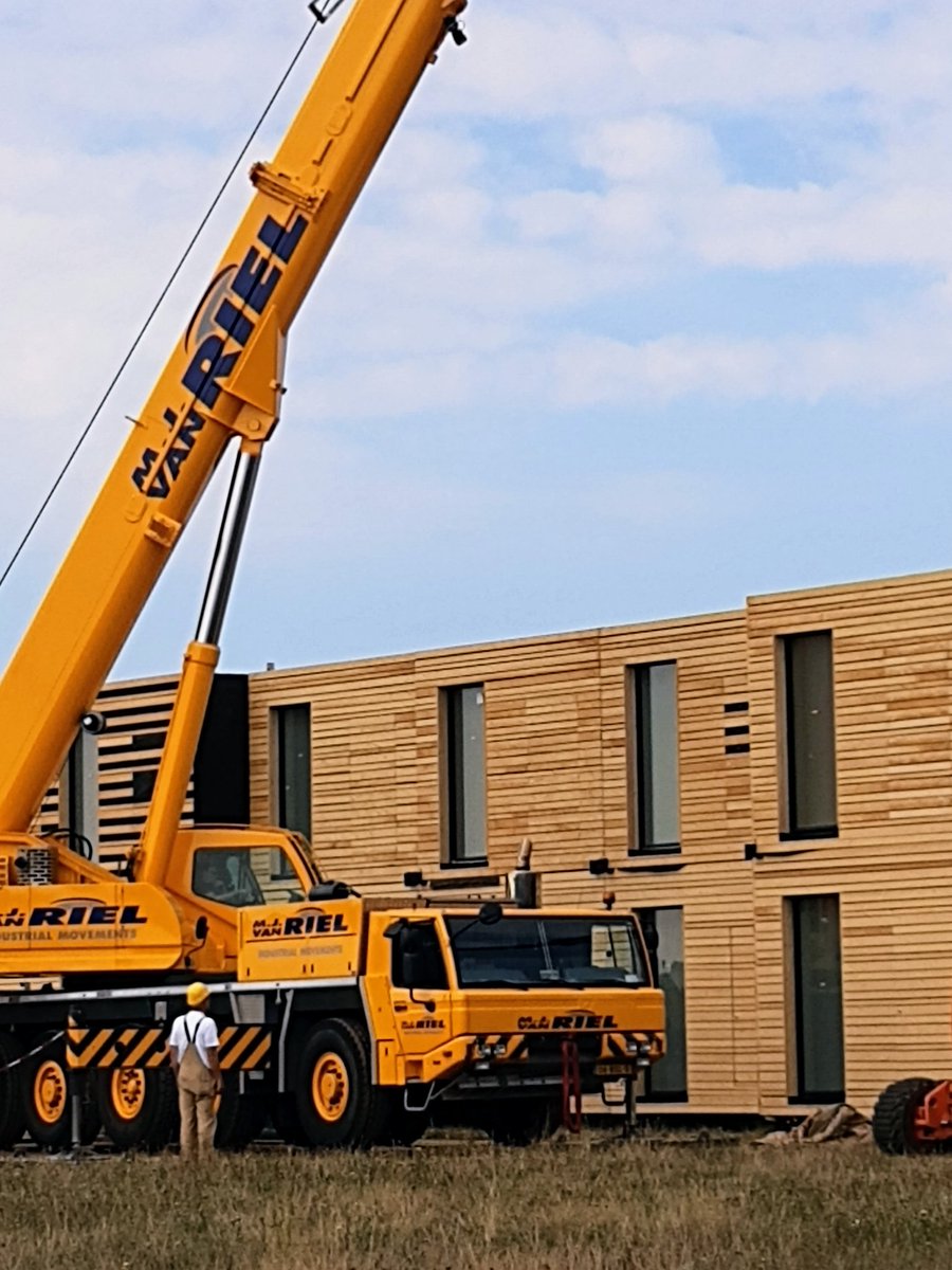 12.50... blok C staat: de eerste 14 studio's in de <a href="/Duinvallei/">Kleine Duinvallei</a> staan. Morgenochtend nog de dakelementen.