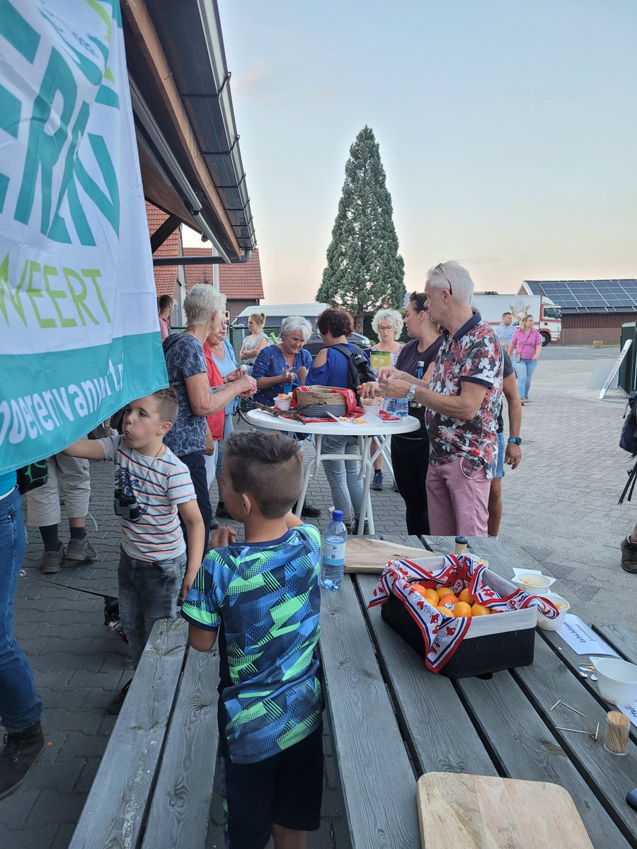 Gisteren vanuit de #boerenvanWeert producten gepromoot bij de #avondvierdaagse <a href="/Altweerterheide/">Dorpsraad</a> <a href="/gemeenteweert/">Gemeente Weert</a> bij <a href="/JohnBongers/">John Bongers</a>  #goedbezocht #wandelen #mijnei #eipromotie