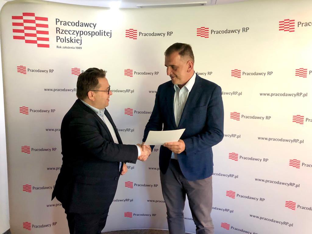 Mam przyjemność poinformować, że zostałem dziś powołany na Doradcę Prezesa Zarządu <a href="/PracodawcyRP/">Pracodawcy RP</a> <a href="/rafalbaniak/">Rafał Baniak</a>. Będę wspierał organizację w zakresie prawa pracy, ubezpieczeń społecznych oraz przedsiębiorczości. Serdecznie dziękuję za zaufanie.