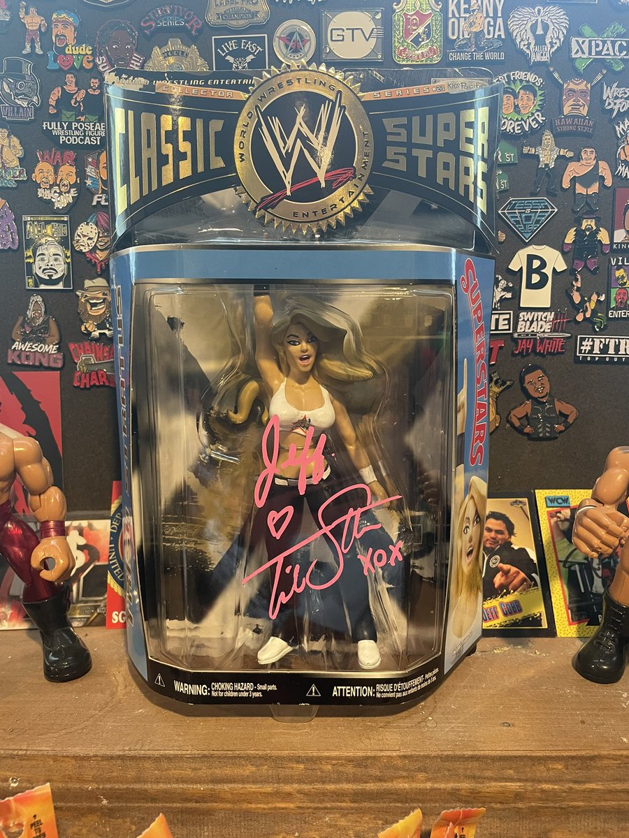 Good morning and Happy #FigureFriday! Here’s my Classic Superstars LJN-style Trish Stratus that she signed for me at C2E2 last month. I think it came out pretty good. #FigLife https://t.co/q4GJcVkWgQ