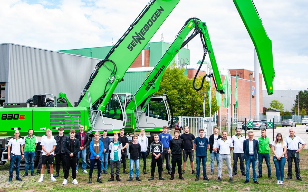 SENNEBOGEN_mk's tweet photo. Welcome to the #SENNEBOGEN Team 💚 We are proud to welcome a total of 49 new #apprentices and 5 #dualstudents at our locations in Straubing and Wackersdorf. We wish them all a great start to their working life and every success for the future! ➡️ https://t.co/CPPOh5dGni https://t.co/k1l3GzMC2z