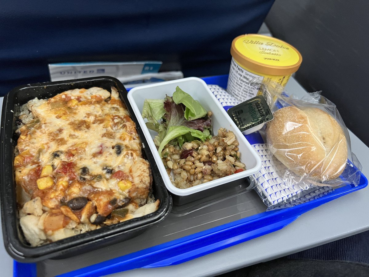 mickeynet028's tweet photo. ユナイテッド航空さんの機内食は...
失礼ながらあまり美味しくはないです😅 なので2回の食事の2回目は断っちゃいました。(1回目はパスタorチキンでした)
機内食だけでみたらやっぱり日系エアラインの方が美味しいかなって思っちゃいますねー。
#MNWDW #WDW #2022Aug https://t.co/ZBaD0RQXpR