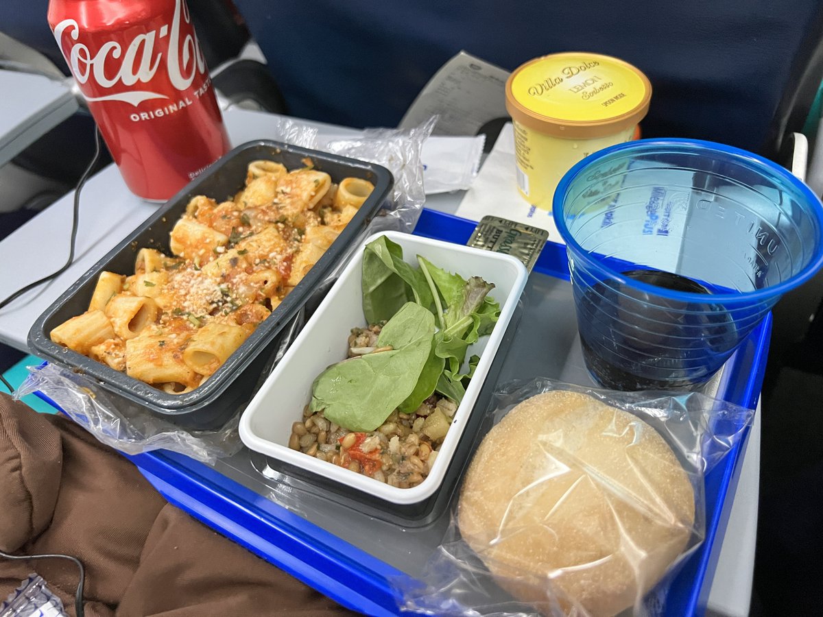 mickeynet028's tweet photo. ユナイテッド航空さんの機内食は...
失礼ながらあまり美味しくはないです😅 なので2回の食事の2回目は断っちゃいました。(1回目はパスタorチキンでした)
機内食だけでみたらやっぱり日系エアラインの方が美味しいかなって思っちゃいますねー。
#MNWDW #WDW #2022Aug https://t.co/ZBaD0RQXpR