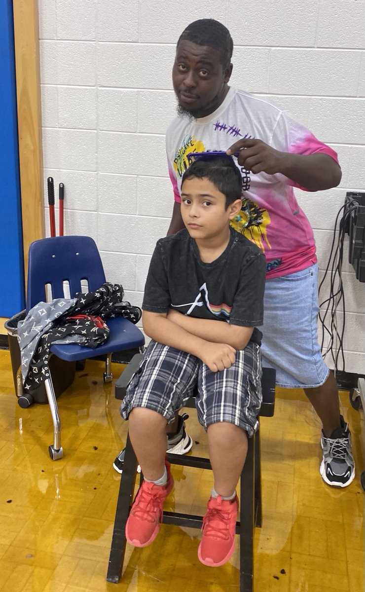 marietculver's tweet photo. Welcome Back to School Block Party ⁦@SeatackDream⁩ ⁦@AAD_Inc⁩ #LivingtheDream ⁦@vbschools⁩ 😎☀️🌈 #VBhasHOPE 💙 https://t.co/hKkVayY2Sm