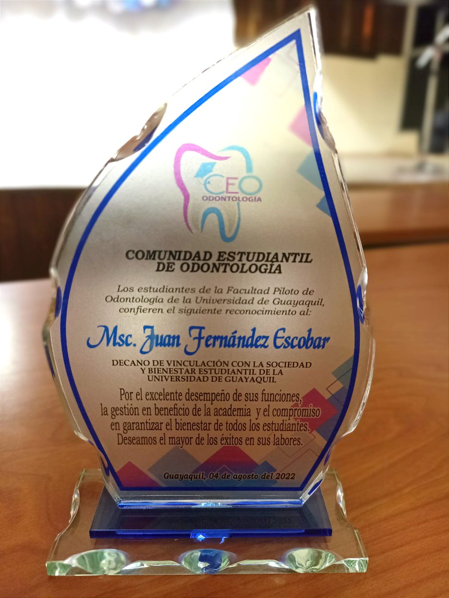 JEFE2018's tweet photo. Recibo humildemente este reconociento de los estudiantes de Odontología. Seguimos trabajando por un Mejor Bienestar UG. https://t.co/icj9YOmBKp