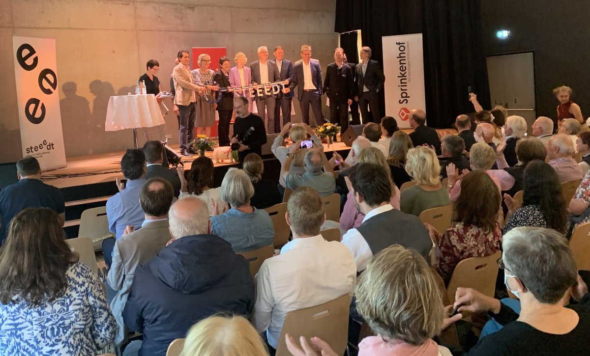 BA_Eims's tweet photo. Das "#steeedt" steht: Neues Zentrum im Herzen von #Eidelstedt - mit Kulturzentrum, Bücherhalle, Elternschule, Cafe. Sonntag ab 10.30 Uhr Tag der offenen Tür für alle mit großem Programm. https://t.co/6RKiWBpwcH