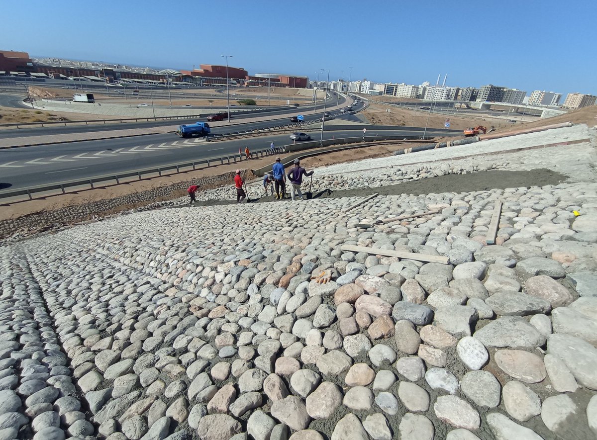 arabiandailys's tweet photo. #Muscat_Municipality continues to construct internal roads and parking for vehicles with a length of (12) km in the #Bausher commercial area, and to make the necessary protections for roads from sand drifts, while developing urban neighborhoods. https://t.co/l9D1qGEsxF