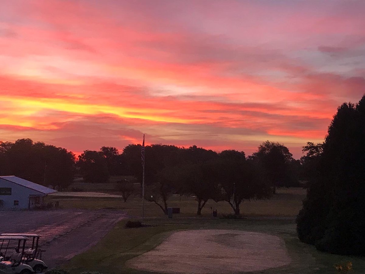 pucksHH's tweet photo. Awesome sunrise @pucksHH this Friday morning of Labor Day!  Give us a call for your weekend tee time! ⛳️ #LaborDayFun #hangonsummer #sunriseontheGolfCourse #getyourteetime https://t.co/dIkRGAjsvm