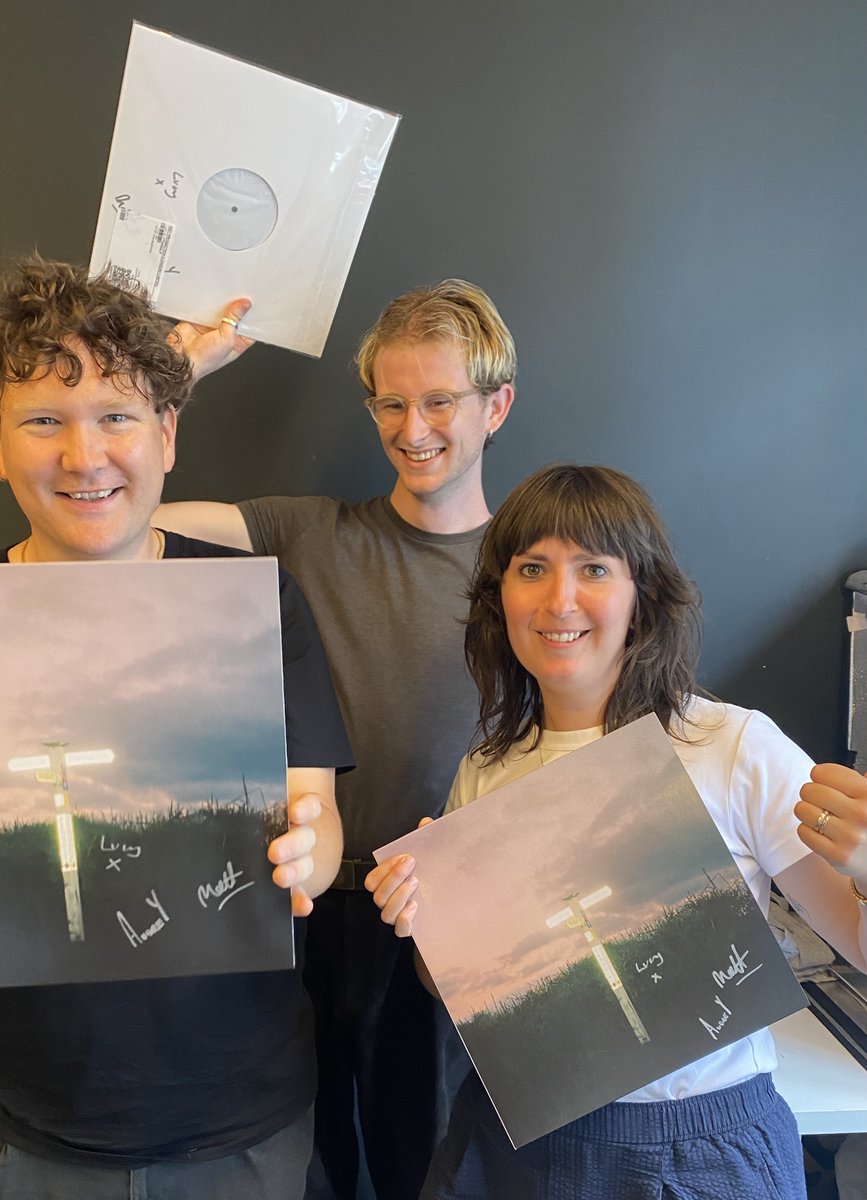 pbemusic's tweet image. 'Souvenirs' is out today on @fulltimehobby .. so ace to be sharing this – a lot of work, a lot of fun, a lot of growing up. Joy, loss, celebration + friendship have all gone into these songs. Too many people to thank in 1 tweet, but you're all legends. &amp;lt;3 
fulltimehobby.ffm.to/pbesouvenirs