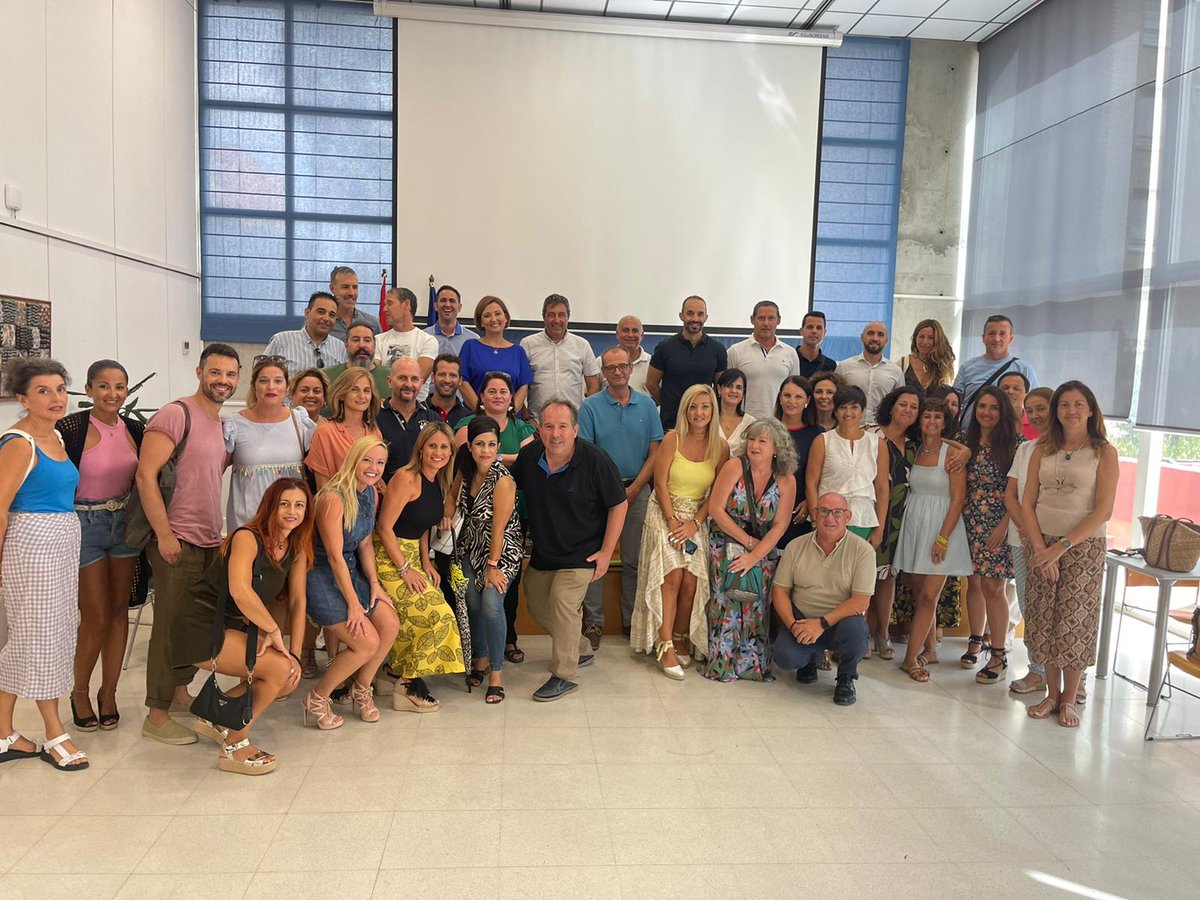 innovaedum's tweet photo. Medio centenar de miembros de equipos directivos se reúnen en la Consejería de Educación dando la bienvenida al curso. Gracias al DG @VictorMarinNav por responder a todas las cuestiones que en breve os trasladaremos. ¡Buen inicio de curso compañer@s! https://t.co/zcfRwg9kVE