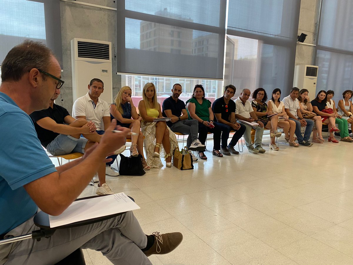 innovaedum's tweet photo. Medio centenar de miembros de equipos directivos se reúnen en la Consejería de Educación dando la bienvenida al curso. Gracias al DG @VictorMarinNav por responder a todas las cuestiones que en breve os trasladaremos. ¡Buen inicio de curso compañer@s! https://t.co/zcfRwg9kVE