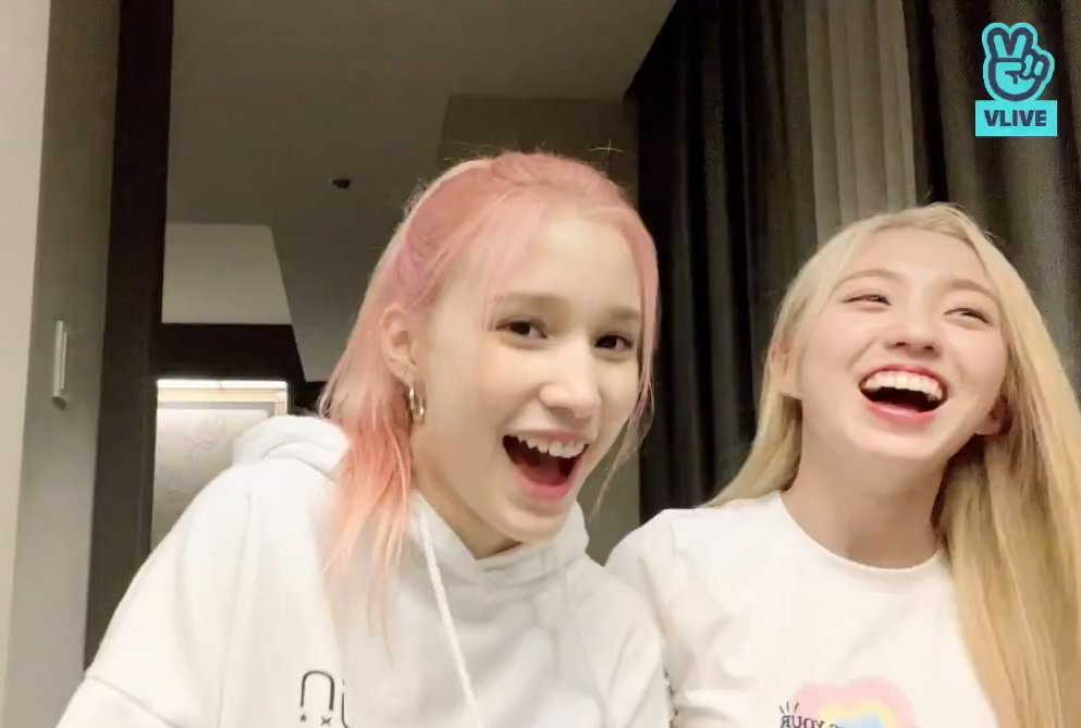chaehyunfied's tweet photo. hiyyih and yeseo look like strawberry &amp; vanilla ice cream 🍓🍦lilaz cuties https://t.co/Vb3guuTilf