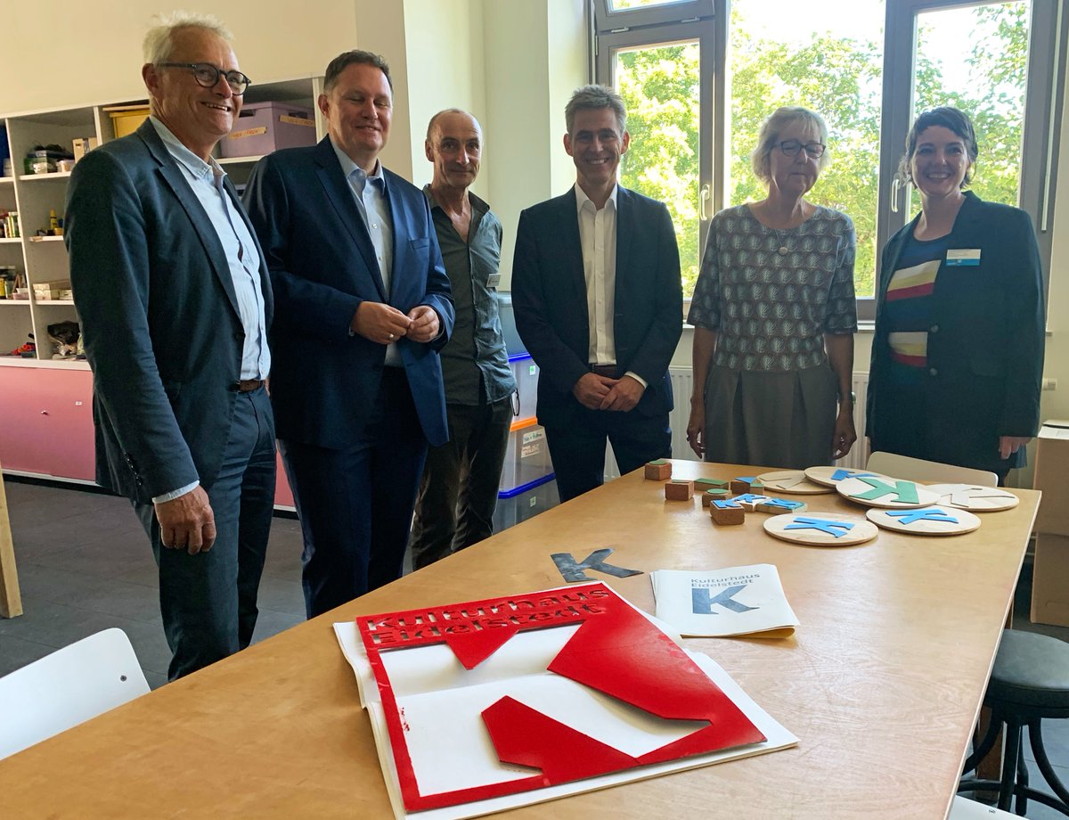BA_Eims's tweet photo. BA-Leiter #KayGätgens zum #steeedt: "Am Anfang war Idee da, aber kein Geld. Durch Gemeinschaftsaktion Haus für alle realisiert. Wachsendes Eidelstedt wird immer attraktiver, hat dieses tolle Zentrum verdient." @sprinkenhof @fhh_bsw @hh_bkm https://t.co/cmvN4VZaMD
