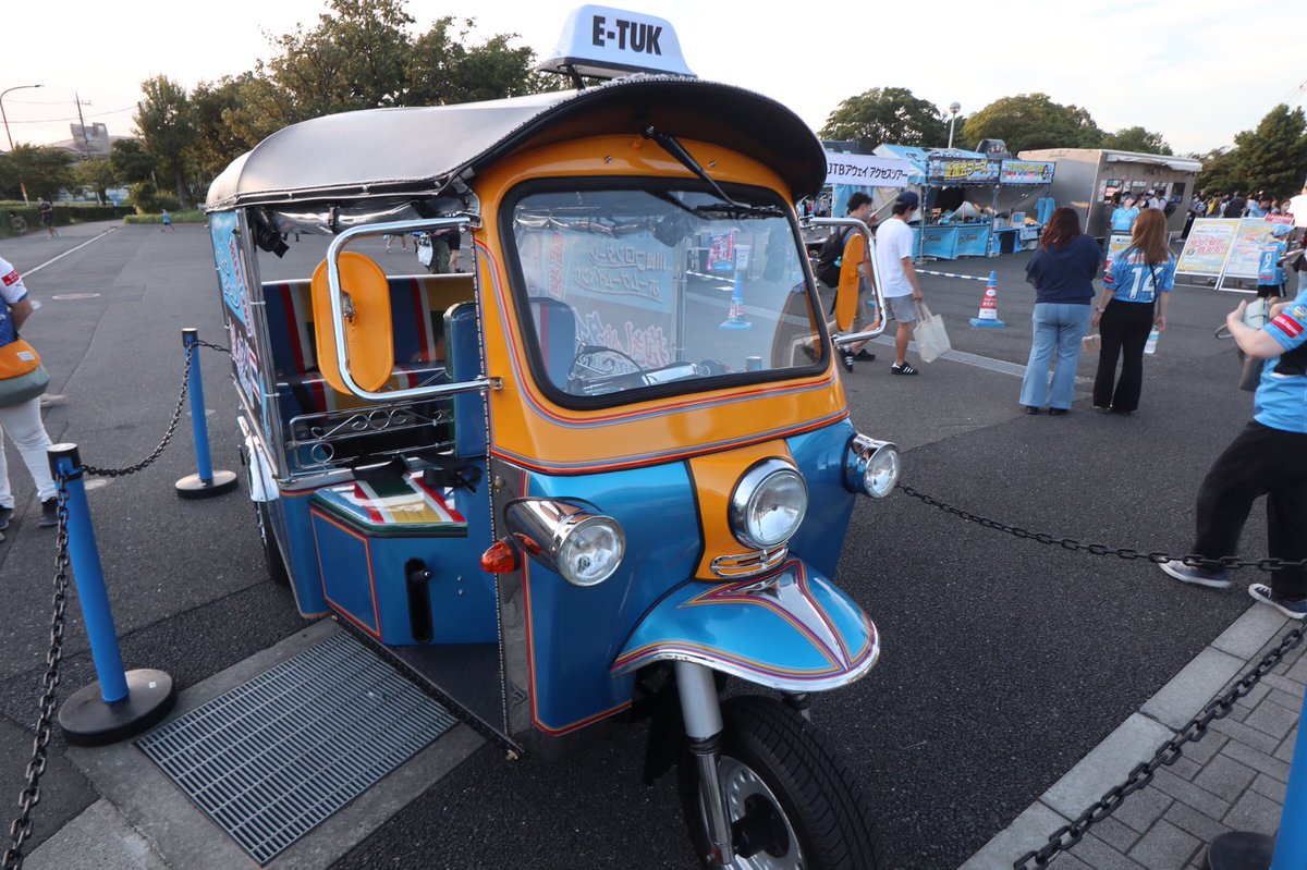 9 10のホームゲームイベント 抱きしめタイ のprで タイのトゥクトゥクが川崎市内を走っています 写真は等々力陸上競技場前での展示です Frontale 川崎フロンターレ 中原区 中原区民ニュース