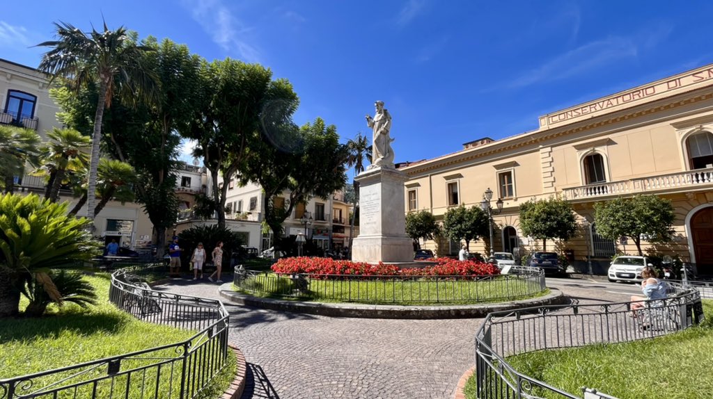 A view of #MtVesuvius on what I am told is an unusually clear day visibility wise in #Sorrento #Campania #Italia and some other photos of the town centre.

#ShareYourWeather #Sorriento #Neapolitan #GolfoDiNapoli #GolfOfNaples #EuroTweets #EuroTravel #EuropeanVacation