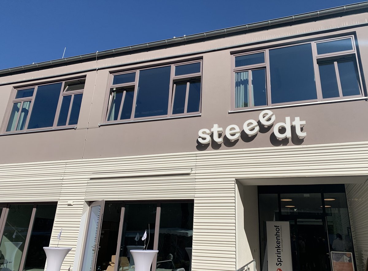 BA_Eims's tweet photo. BA-Leiter #KayGätgens zum #steeedt: "Am Anfang war Idee da, aber kein Geld. Durch Gemeinschaftsaktion Haus für alle realisiert. Wachsendes Eidelstedt wird immer attraktiver, hat dieses tolle Zentrum verdient." @sprinkenhof @fhh_bsw @hh_bkm https://t.co/cmvN4VZaMD