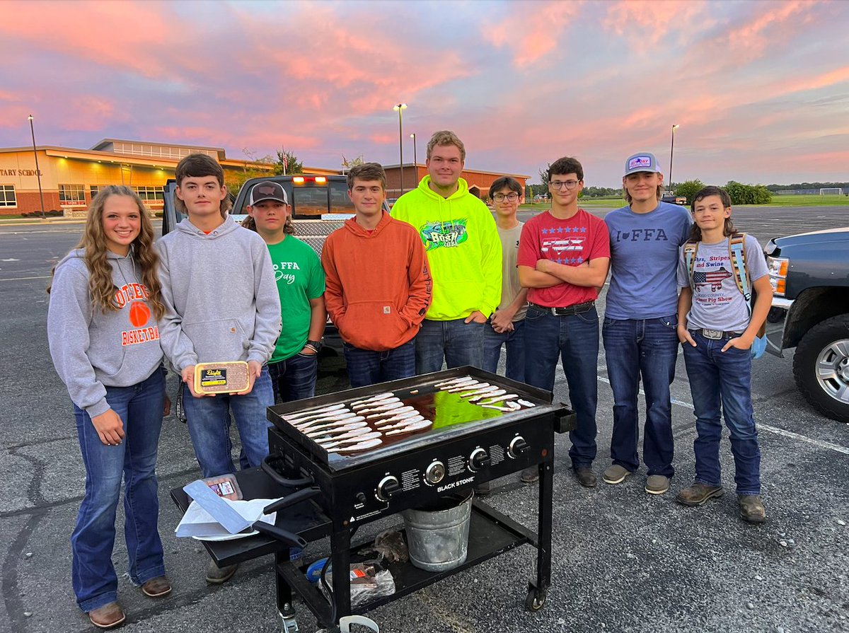 Otsego_Supt's tweet photo. How could you not love these kids and this place. Starting the day off right with the most important meal of the day. #TheOtsegoKnights #OneHeartbeat Go Knights! @OtsegoFFA #Blessed https://t.co/EwyL3fDM6y