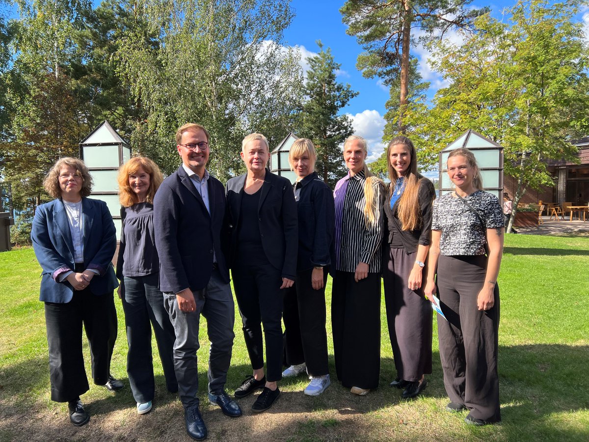 svefinfonden's tweet photo. Representanter från @KiasmaMuseum &amp;  @bildmuseet samlades idag @Hanaholmen för en workshop om bilateralt samarbete, konstpolitik och museernas behov. Arbetsgruppen tog avstamp i parallellkonstverket ”Vad känner en sköldpadda genom skalet?”, som visas på Kiasma &amp; på Bildmuseet. https://t.co/0utRNZlwD4