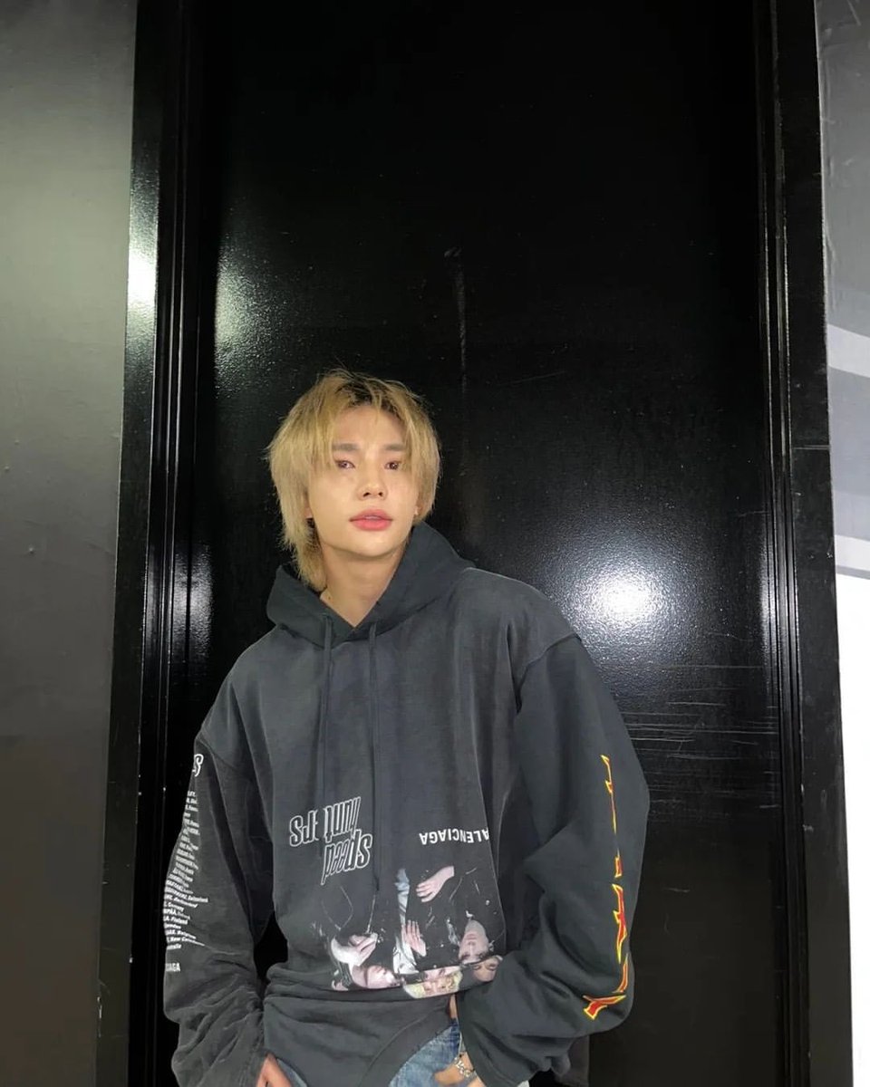 hyunjinie320's tweet photo. his first #HOOTD 
🔗: https://t.co/59y3nzneeL https://t.co/ka5yJxaLqr