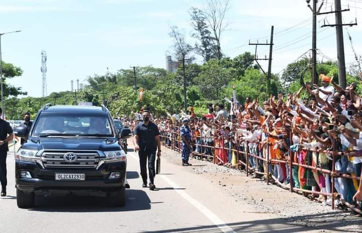 ಅದ್ಯಾವುದೋ ಒಂದು ಉತ್ಸವ ಅಂತೆ ಅದಕ್ಕೆ ಒಂದು ಕ್ವಾಟ್ರು, ಬಿರಿಯಾನಿ ಆಸೆ ತೋರಿಸಿ ಜನ ಸೇರಿಸಿ, ಬಿಲ್ಡಪ್ ತಕ್ಕೊಂಡ್ರು,... 😁 ಇಲ್ಲಿ ಮೋದಿಯವರನ್ನು ನೋಡಲು ಬಂದವರು ಅಭಿಮಾನ,ಪ್ರೀತಿ ಇಟ್ಟುಕೊಂಡಿರುವವರು ಕ್ವಾಟ್ರು ಬಿರಿಯಾನಿ ಜನ ಅಲ್ಲ...,❤️🚩 ಜೈ ಮೋದಿ 😍2024 Modi once more 🤟 #modiinmangalore