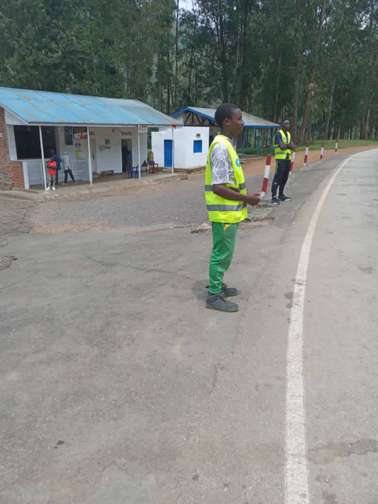 RyvcpGashenyi's tweet photo. Urubyiruko rw'Abakorerabushake @RyvcpGashenyi Twabucyere turi muri Deployment k'Umuhanda twita ku Isuku no Kwita kubaturage.
Kuri uyu Munsi wo #KwitaIzina2022
Byagenze Neza. 🇷🇼
@RwandaLocalGov @MushaijaGeoffr3 @gatjmv @Rwandapolice @Kwitaizina @inzizaJbosco @DUNIASaadi1 #VisitRw https://t.co/bCi7hMZuB9