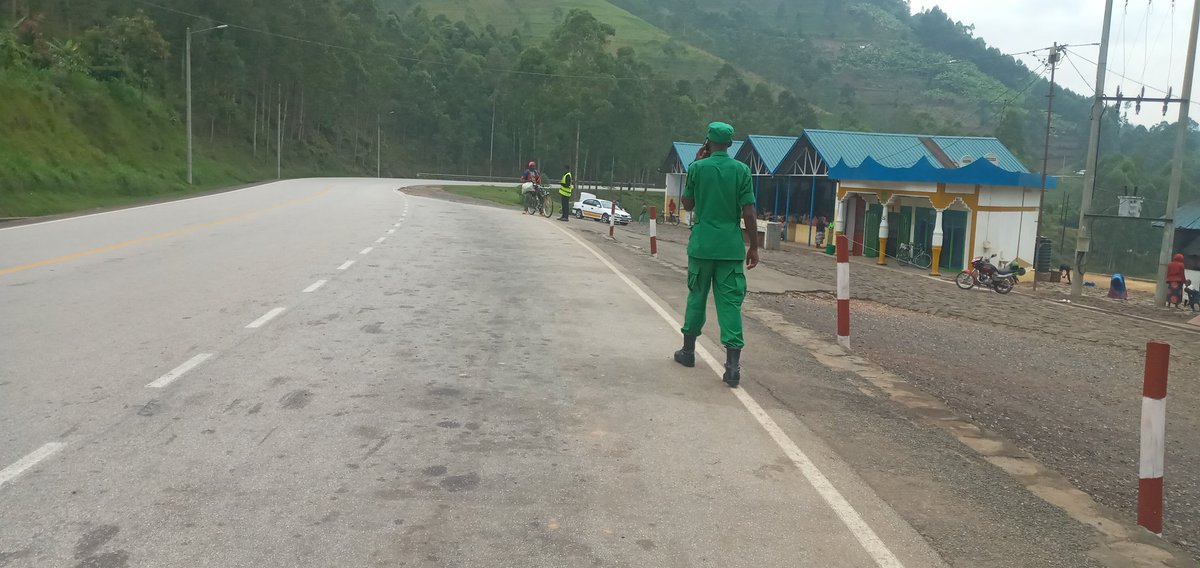 RyvcpGashenyi's tweet photo. Urubyiruko rw'Abakorerabushake @RyvcpGashenyi Twabucyere turi muri Deployment k'Umuhanda twita ku Isuku no Kwita kubaturage.
Kuri uyu Munsi wo #KwitaIzina2022
Byagenze Neza. 🇷🇼
@RwandaLocalGov @MushaijaGeoffr3 @gatjmv @Rwandapolice @Kwitaizina @inzizaJbosco @DUNIASaadi1 #VisitRw https://t.co/bCi7hMZuB9