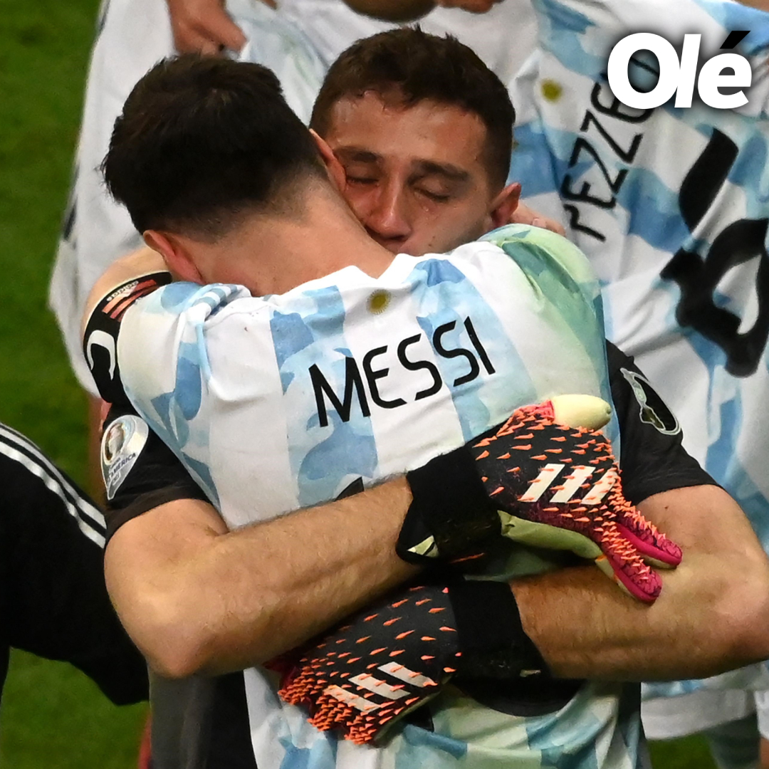 Un abrazo así de gigante por tu cumpleaños, Dibu 🎂🧤