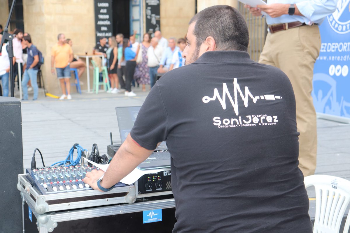 XerezDFC's tweet photo. 🔊😉 Un acto por todo lo alto en la Plaza de la Asunción con la inestimable colaboración de:

🔹 @ciudadjerez 
🔹 @sonijerez 
🔹 Álvaro de la Calle
🔹 La Frontera de Jerez
🔹 La Taberna Gourmet

¡Gracias a todos!

#SeguimosCreciendo https://t.co/qkoGpyZldO
