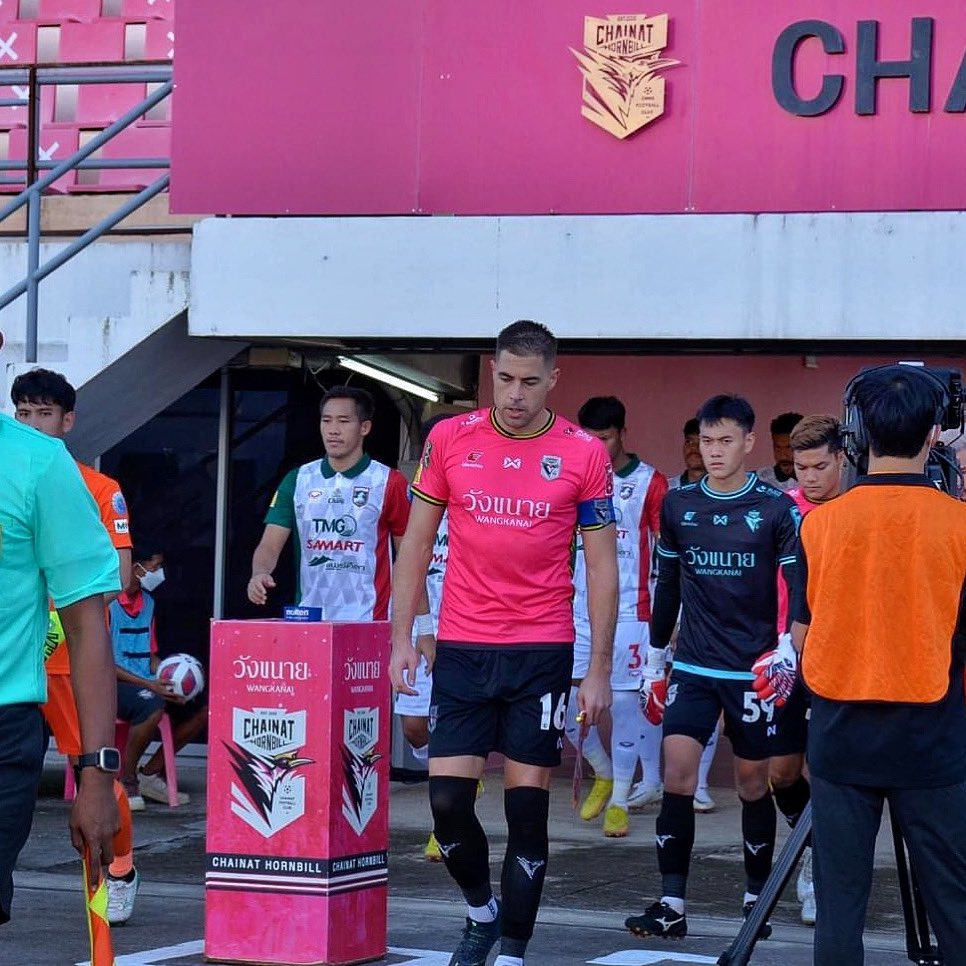 Si miras hacia abajo, que sea para ver cada paso dado para llegar hasta dónde has llegado, y luego, sigue caminando.