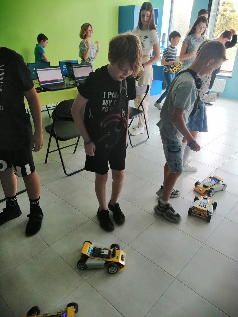 mol4unAKA's tweet image. Вчера записали Богдана на курсы #Robocode
1 раз в неделю, 2 урока.
#Ладыжин
На ознакомительном уроке ему понравилось.