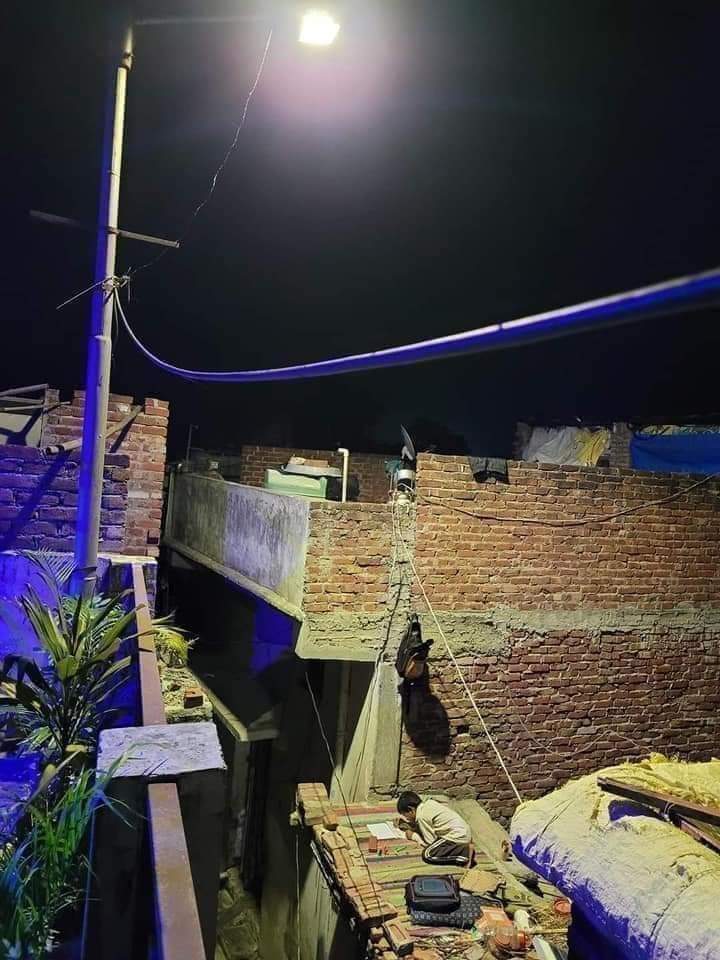 kmrvivek14's tweet image. कभी-कभी स्ट्रीट लाइटें भी गरीब के जीवन में रोशनी ला देती हैं...!!!!
इस बच्चे का भविष्य सुंदर और सुखमय हो...!!🙏🙏 यही दुआ है !!❤️