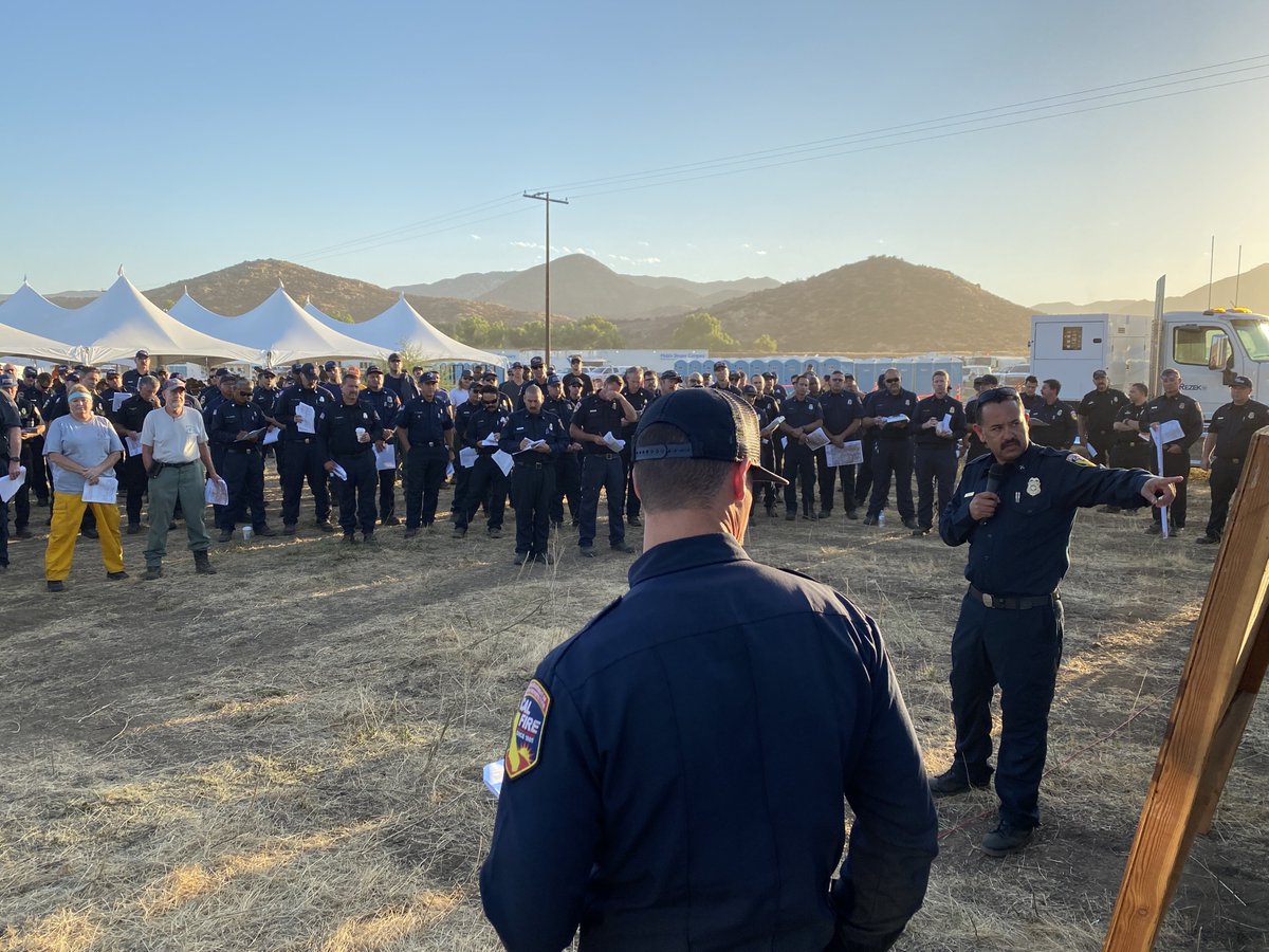 CALFIRESANDIEGO's tweet photo. #Border32Fire west of Potrero [update] Fire remains 4,438 acres and is now 20% contained. Some evacuation orders were lifted yesterday; please continue to follow @SDSheriff and visit https://t.co/4TB7pz4oCz for the latest maps and updates. https://t.co/kr9bfsO9PX