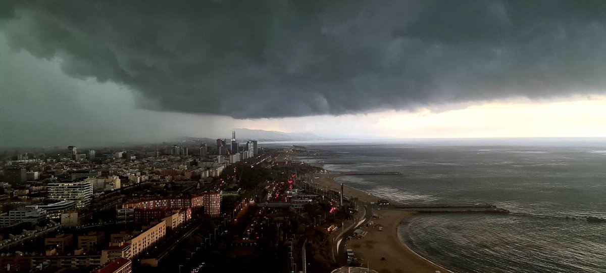 jdtocaa's tweet photo. La tormenta del pasado miércoles en Barcelona desde la Torre Mapfre. La lluvia acercándose y luego de nuevo el sol. https://t.co/lYABQEoRhJ