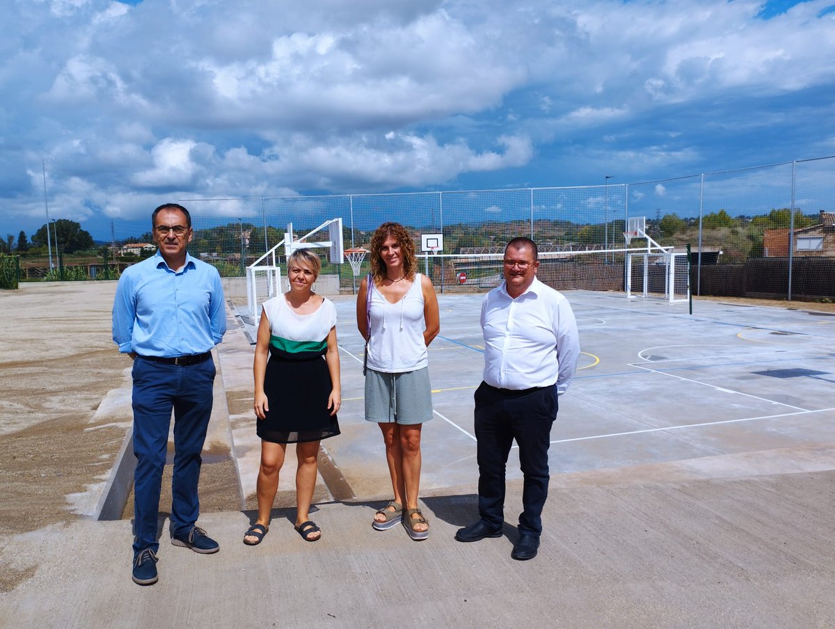 ajmanresa's tweet photo. 🏫 L'Ajuntament de #Manresa inverteix 286.000 euros en la construcció i millora d'equipaments educatius

📸 La nova pista poliesportiva de l'Escola @BasesLes, una de les actuacions més destacades

🎒 El curs arrenca amb més d'11.000 alumnes a la ciutat

ℹ️ https://t.co/eltuVn73dY https://t.co/JKK1X3EOvJ