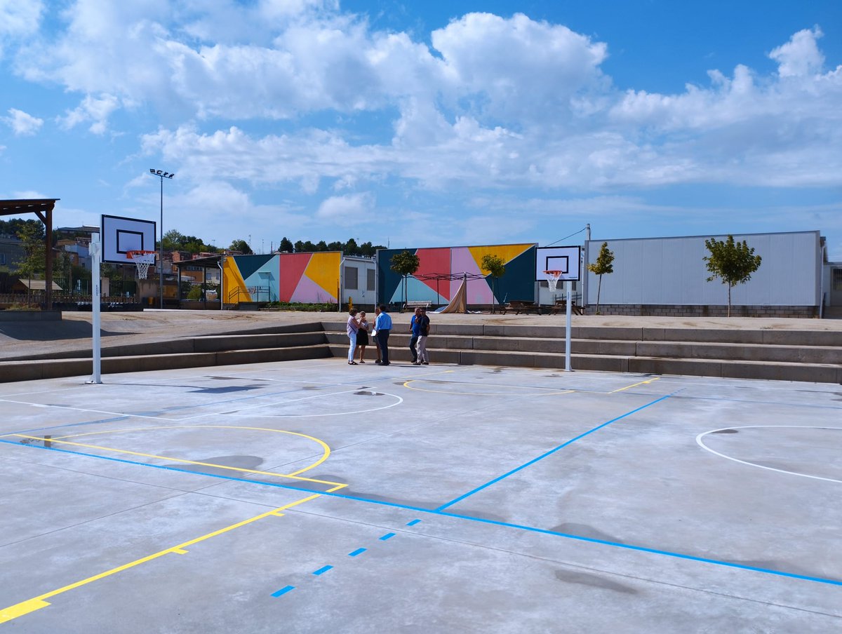 🏫 L'Ajuntament de #Manresa inverteix 286.000 euros en la construcció i millora d'equipaments educatius

📸 La nova pista poliesportiva de l'Escola <a href="/BasesLes/">Escola Les Bases</a>, una de les actuacions més destacades

🎒 El curs arrenca amb més d'11.000 alumnes a la ciutat

ℹ️ bit.ly/3TBnfjQ