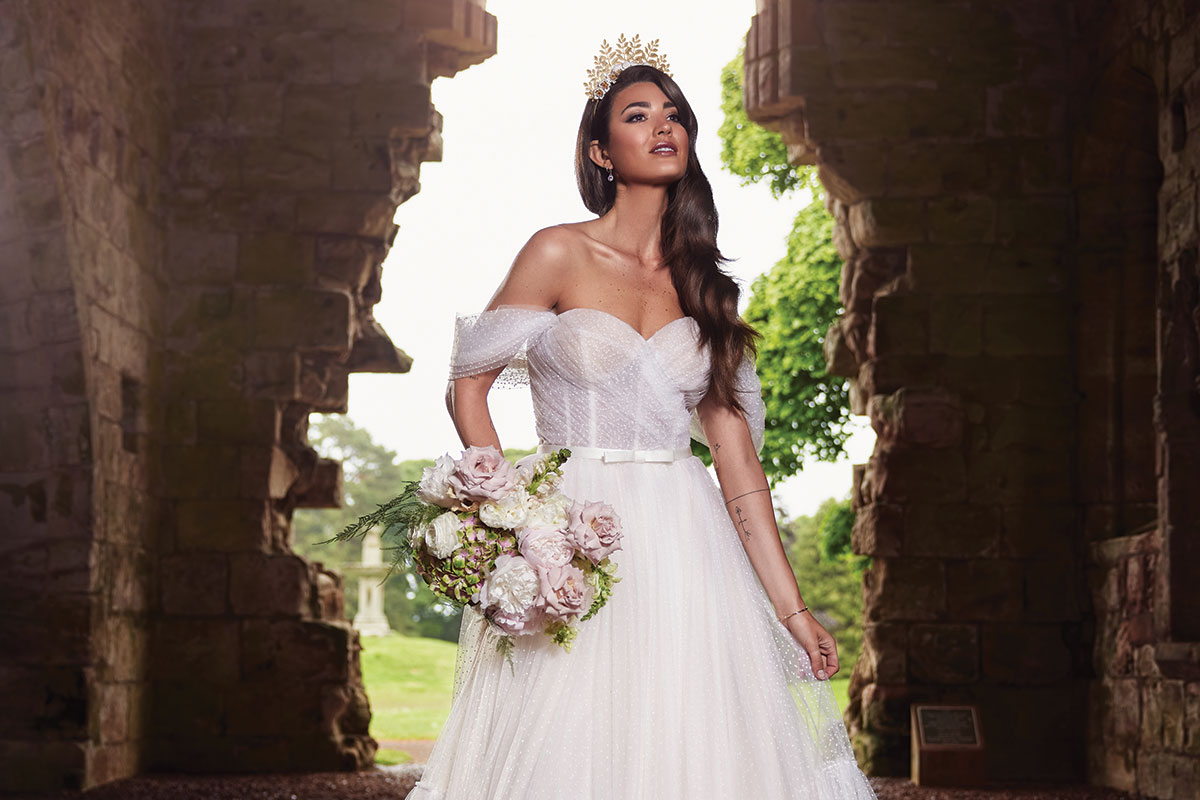 ❕BE MORE #BRIDE #photoshoot ✨

We photographed bold #weddingdresses from Scottish boutiques at <a href="/DunglassEstate/">Dunglass Estate</a> recently, from fun polka dots + bows to puffed sleeves + feature backs.

👀 Tap the link to see it all  ⤵️

bit.ly/BeMoreBride_Du…

#scottishwedding #weddingstyle