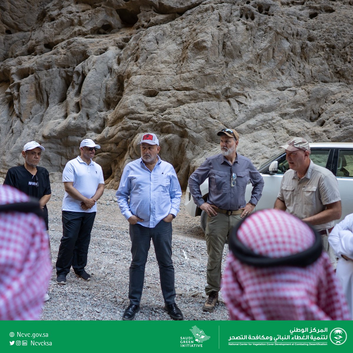 ncvcksa's tweet photo. كما أُجريت زيارات ميدانية لبعض المواقع مثل وادي طيب اسم ووادي بجدة؛ للاطلاع على جهود نيوم في تنمية الغطاء النباتي بها، بمشاركة خبراء من المركز و@KAUST_NewsAR و@KFUniversity. https://t.co/WQa5e1CmES