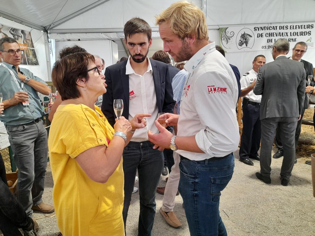 La <a href="/foiredechalons/">Foire de Châlons</a> c'est l'occasion pour les #JAGE d'échanger des sujets d'actualités en toute convivialité avec @ChLambert_FNSEA 🥂👨‍🌾🥂