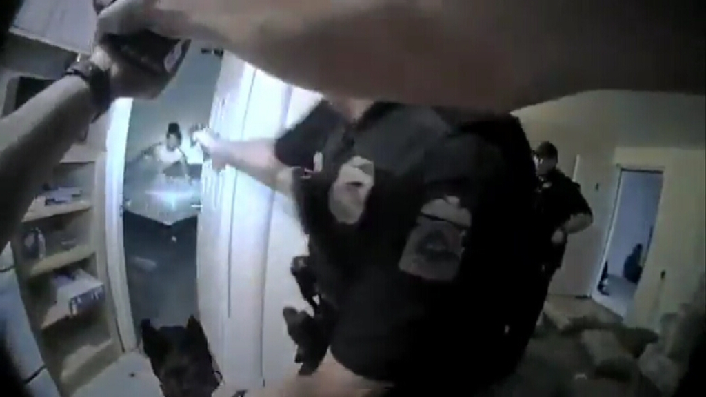 3CatInfo's tweet photo. Un policia d'Ohio mata d'un tret un noi negre que era al llit i desarmat https://t.co/PFqGelXieE https://t.co/HpncWUQp3L