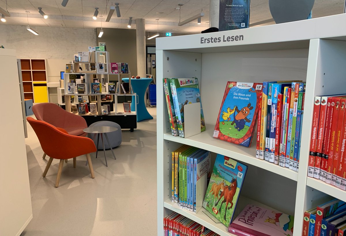 BA_Eims's tweet photo. Einweihung "#steeedt"-das fiel noch auf: Wunderschöne Räume für #Bücherhalle und #Elternschule, neuer Cafe-Betreiber Asir Özek ist auch noch ein super Musiker, Büfett soll wohl auch lecker gewesen sein.😏 https://t.co/KEjlnm9748