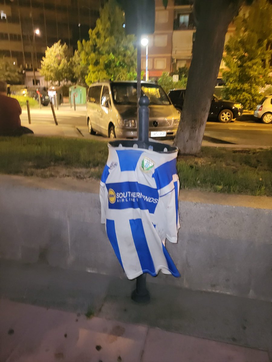 telemako50's tweet photo. Estupenda idea para que nos conciencemos del lugar donde hay que depositar los excrementos de nuestros perros https://t.co/MAYzS6nvzA