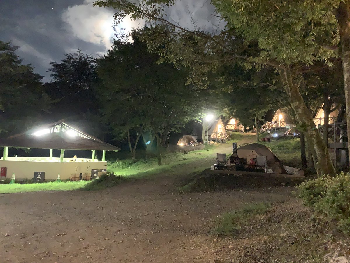 camp_tomorrow's tweet photo. #8月のキャンプを写真4枚で振り返る
ついに念願のファミキャンデビュー出来ました🏕

特に朝一の焚き火の良さを知ったよ

子供たちが「またキャンプ行こうね」って言ってくれてちょっと泣いた

ただ正確には今回はプレデビューなんです
早くキャンプギア揃えて自分なりのキャンプしたいな
#RECAMP養老 https://t.co/35IOsgEpxs