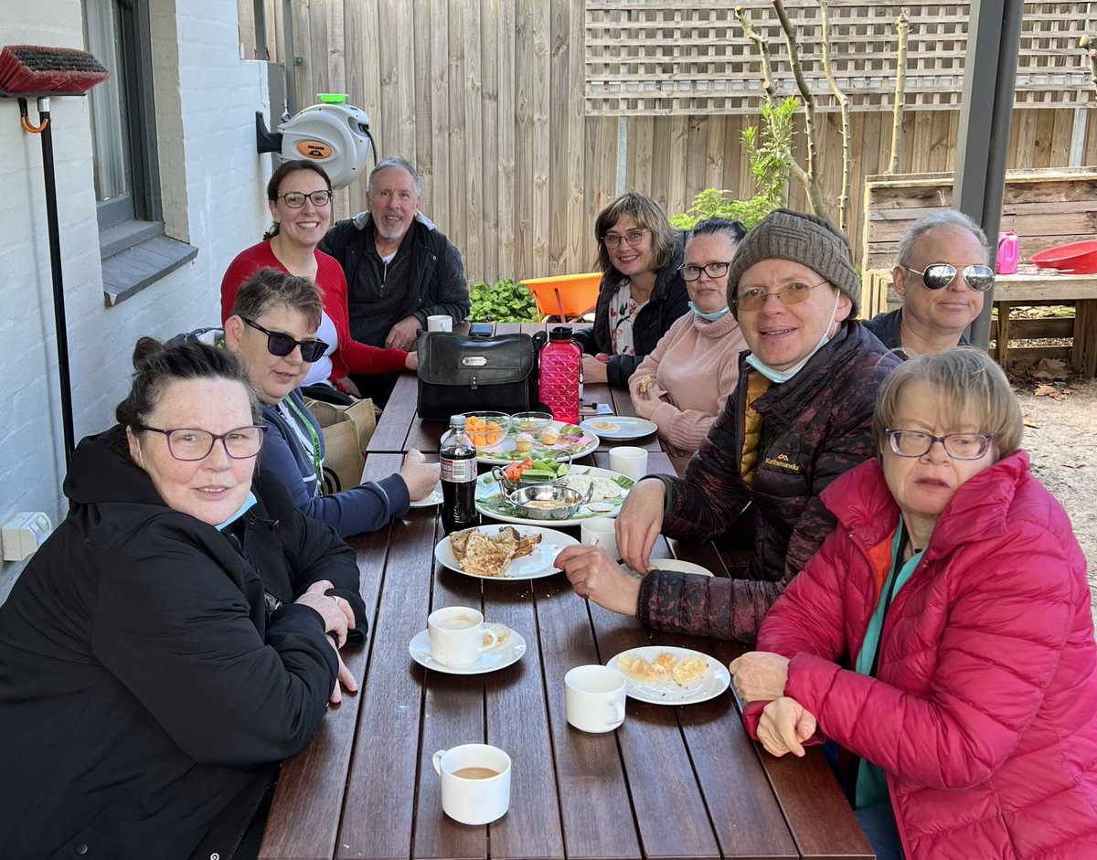 EmDimitriadis's tweet photo. Alphington Community Centre in the Garden 🪴 with our #neighbours.
Today we #gardened, learnt about Indigenous plants, watched how bee hotels are made & we had many wonderful conversations while enjoying morning tea 💕
#communitypride #neighbourhoodhouse #communitygarden #local https://t.co/aABp96hNyC